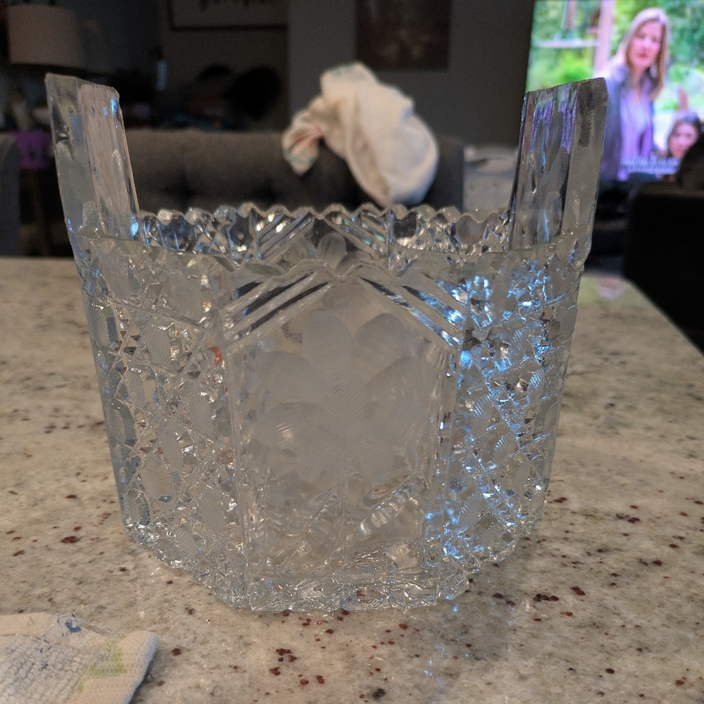 BEAUTIFUL AMERICAN BRILLIANT CUT GLASS & INTAGLIO ICE BUCKET